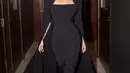 Kembali hadir dengan dress hitam, Demi Lovato tampil dengan tube dress dengan aksen cape senada yang sempurnakan gayanya. [Foto: Instagram/ Demi Lovato]