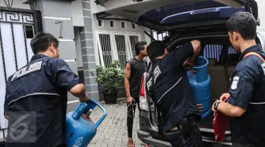 Petugas Krimsus Polda Metro Jaya membawa dua tabung gas elpiji 12 kg di kawasan Kebon Jeruk, Jakarta, Kamis (30/7/2015). Kasus ini bermula dari laporan warga ketika mengembalikan tabung gas yang diduga berisi air ke penjual. (Liputan6.com/Faizal Fanani)