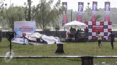 Penonton berlari akibat hujan deras mengguyur arena acara Nonton Bareng F1 GP Australia 2016 Pertamina di Mall Bintaro Xchange, Tangerang Selatan, Minggu (20/3). Acara tersebut terbuka untuk umum, termasuk fans Rio Haryanto. (Liputan6.com/Fery Pradolo)
