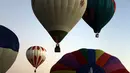 Balon udara terbang dalam acara Festival Balon Internasional ke-XV di Metropolitan Park di Leon, negara bagian Guanajuato, Meksiko (20/11). Beragam balon udara memenuhi langit wilayah Leon di Meksiko. (AFP/STR)