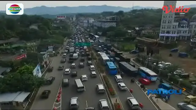 Hari terakhir libur panjang akhir pekan, kawasan Puncak masih padat.