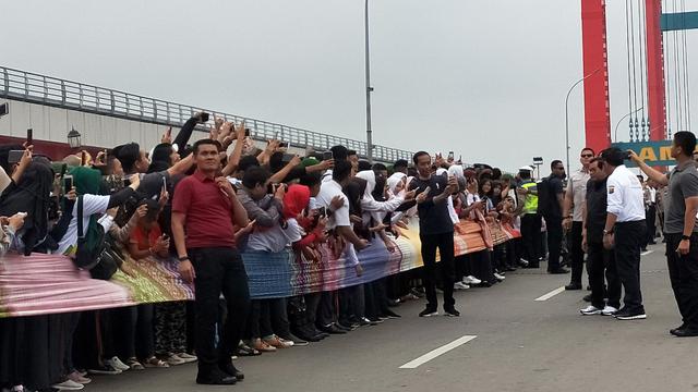 Jumputan Palembang Terpanjang Peraih Rekor Muri Sambut Presiden Jokowi