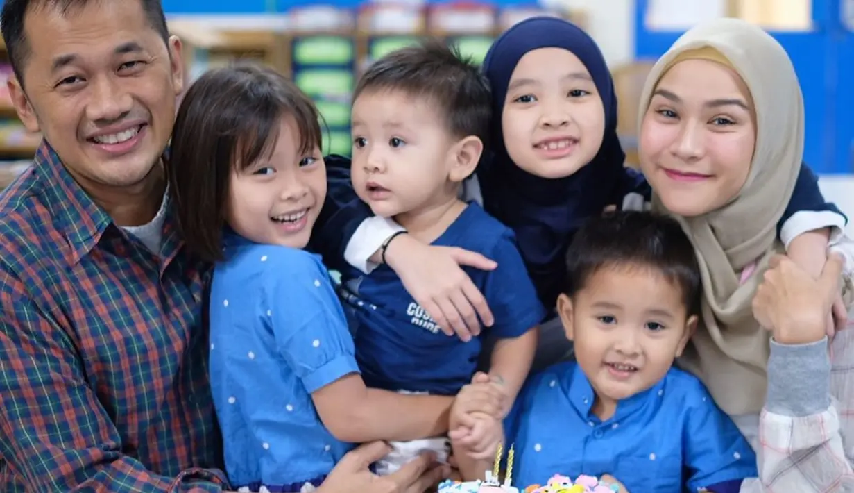 Kehidupan rumah tangga Hanung dan Zaskia juga jauh dari kabar miring. Hanung dan Zaskia selalu berbagi momen di media sosial soal kebersamaan ia dengan anak-anaknya. (Liputan6.com/IG/zaskiadyamecca)