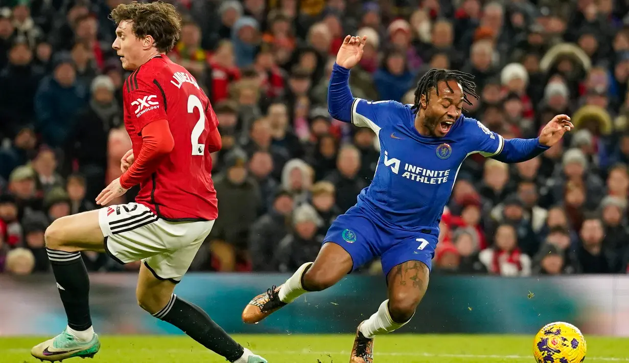 Beberapa detik sebelum jeda, Chelsea akhirnya bisa menyamakan skor. Cole Palmer membungkam fans MU dengan golnya. Eks pemain Manchester City itu menuntaskan umpan dari Mudryk. Babak pertama berakhir sama kuat 1-1. (AP Photo/Dave Thompson)