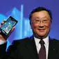 Chief Executive BlackBerry, John Chen, memegang smartphone Blackberry Z3 saat acara peluncuran di Jakarta, 13 Mei 2014. (REUTERS/Beawiharta)