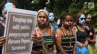 Mahasiswa Papua yang tergabung dalam Aliansi Mahasiswa Anti Rasisme, Kapitalisme, Kolonialisme, dan Militerisme berunjuk rasa di depan Istana Merdeka, Jakarta, Rabu (28/8/2019). Mahasiswa berkali-kali berteriak Papua Merdeka dan menyanyikan lagu Bintang Kejora. (Liputan6.com/Angga Yuniar)