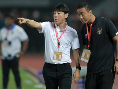 Ekspresi serius ditunjukkan oleh pelatih Shin Tae-yong meski Timnas Indonesia U-19 berpesta gol ke gawang Brunei Darussalam pada laga Grup A Piala AFF U-19 2022 di Stadion Candrabhaga, Bekasi, Senin (04/07/2022) malam WIB. (Bola.com/M Iqbal Ichsan)