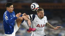 Gelandang Everton, James Rodriguez (kiri) berebut bola dengan bek Tottenham hotspur, Toby Alderweireld dalam laga lanjutan Liga Inggris 2020/2021 pekan ke-32 di Goodison park, Liverpool, Jumat (16/4/2021). Everton bermain imbang 2-2 dengan Tottenham. (AP/Peter Powell/Pool)