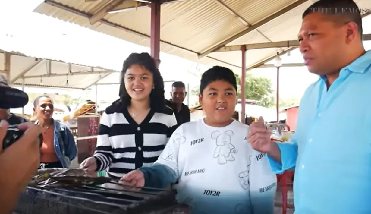 Ditengah kesibukannya, perempuan yang juga biasa disapa KD itu menikmati liburan bersama suami dan dua anaknya. KD menyambangi negara sang suami, Raul Lemos. [Youtube/The Lemos Family]