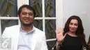 Reza Artamevia (kanan) bersama penasehat hukumnya saat menggelar jumpa pers di kawasan Kebayoran Baru, Jakarta, Jumat (2/9). Reza mengaku dirinya sekarang dalam keadaan sehat. (Liputan6.com/Herman Zakharia)