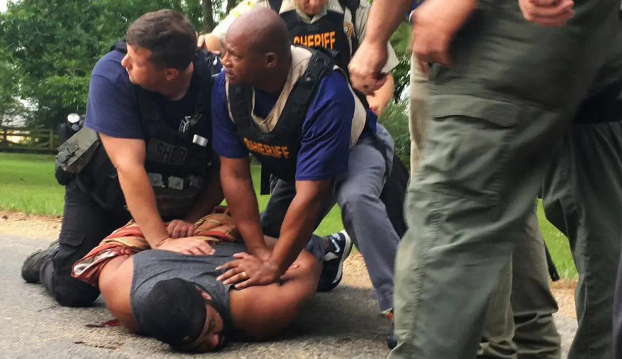 Willie Corey Godbolt ditangkap polisi usai menembak 8 orang tetangganya hingga tewas di Brookhaven, Lincoln County, Mississippi, AS, Minggu (28/5). Willie mengaku kesal karena tetangganya menelpon polisi saat ia ribut dengan istrinya. (AP Photo)