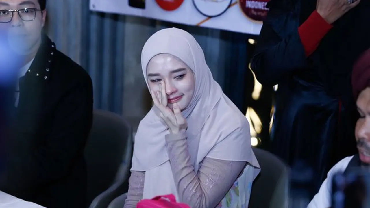 6 Potret Inara Rusli Putuskan Lepas Cadar, Parasnya yang Menawan Bikin Kagum