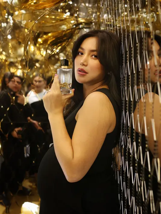Jessica Iskandar, terlihat segar dengan sleeveless dress. Ia memilih salah satu perfume dengan aroma sophisticated yang tak lekang waktu. / Foto: Adrian - Fimela.com.