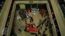 Pengunjung Pasar Cipulir melihat mobil boks yang terjatuh dari lantai 3 Pasar Cipulir, Jakarta, Selasa, (19/1/2016). Dua orang dikabarkan tewas dalam peristiwa tersebut. (Liputan6.com/Faisal R Syam)