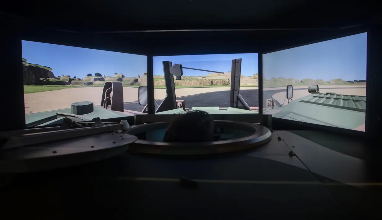 Sebuah simulator untuk kendaraan lapis baja Guarani dipajang untuk pengguna di Pameran Internasional Pertahanan dan Keamanan LAAD 2023.  (AP Photo/Bruna Prado)