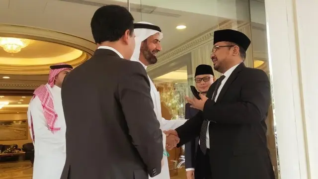 Menteri Agama Yaqut Cholil Qoumas bertemu dengan Menteri Haji dan Umrah Arab Saudi Tawfiq F. Al-Rabiah. Pertemuan berlangsung di Kantor Kementerian Haji dan Umrah, Jeddah, Arab Saudi. (Dok. Kemenag/Liputan6.com)