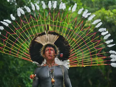 Seorang pria bernama Txoutlaka dari suku Fulni-o berpose untuk difoto di Rio de Janeiro, Brasil (14/4). Sejumlah orang dari suku asli Brasil berkumpul untuk merayakan Indian Day di Rio de Janeiro. (AFP/Carl De Souza)
