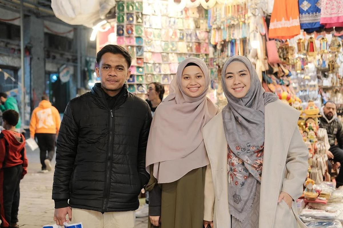 Potret Oki Setiana Dewi Asyik Belanja di Pasar Khan El Khalili