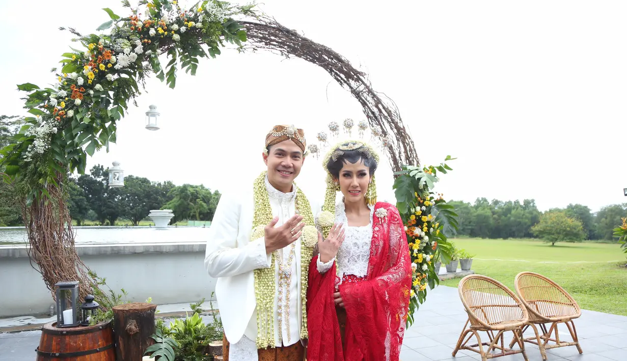 Sesuai dengan rencana, hari ini Sabtu Ardina Rasti dan Arie Dwi Andhika meresmikan hubungannya. Akad nikah berjalan khidmat di The Ladge Golf Jagorawi, Gunung Putri, Bogor, Jawa Barat. (Daniel Kampua/Bintang.com)