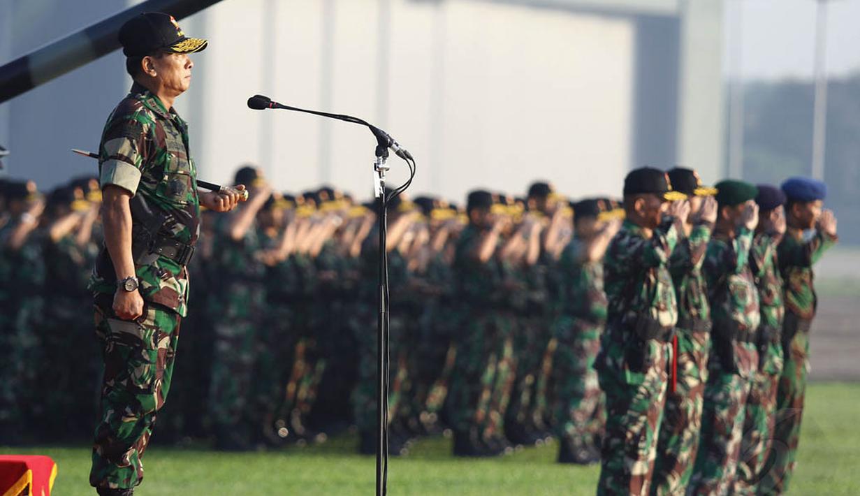 Panglima TNI Jenderal TNI Moeldoko (kiri)