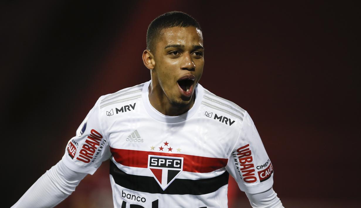 5. Brenner (Sao Paulo) - Penyerang berusia 20 tahun ini dikabarkan masuk dalam radar perburuan Arsenal pada bursa transfer mendatang. Brenner tercatat telah mencetak 17 gol dalam 27 pertandingan untuk Sao Paulo musim ini. (AFP/Natacha Pisarenko/various sources)