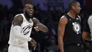Eskpresi LeBron James (kiri) saat bercanda dengan Al Horford pada laga NBA All-Star basketball game di Los Angeles, (18/2/2018). Tim LeBron menang 148-145. (AP/Chris Pizzello)