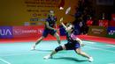 Pebulu tangkis ganda campuran Indonesia, Rinov Rivaldy/Lisa Ayu Kusumawati berusaha mengembalikan kok ke arah pasangan Malaysia, Hoo Pang Ron/Cheng Su Yin pada laga perempat final Indonesia Masters 2025 di Istora Senayan, Jakarta, Jumat (24/01/2025). (Bola.com/Bagaskara Lazuardi)