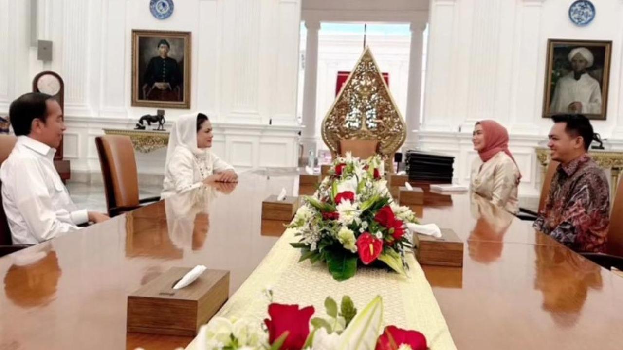 Ajudan Ibu Negara, Kapten TNI Sandhyca Putrie bakal menikah dengan pria pujaan hatinya. Dia pun memberitahukan kabar bahagia itu kepada Presiden Joko Widodo dan Iriana di Istana.