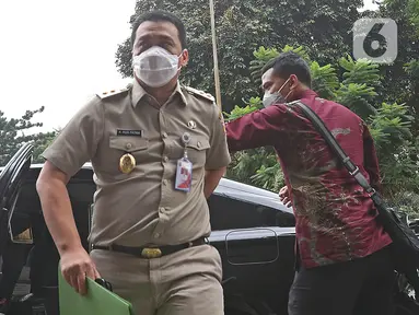 Wakil Gubernur DKI Jakarta Ahmad Riza Patria setibanya di Polda Metro Jaya, Senin (23/11/2020). Riza Patria diperiksa Ditreskrimum Polda Metro Jaya untuk memberikan klarifikasi terkait kerumunan massa di Petamburan beberapa waktu lalu. (Liputan6.com/Herman Zakharia)