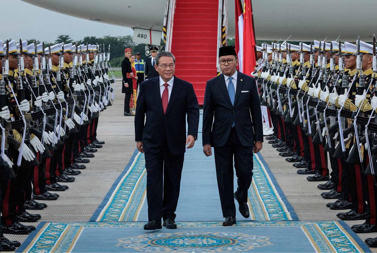FOTO: Menteri Investasi Rosan Menyambut Kedatangan PM China Li Qiang