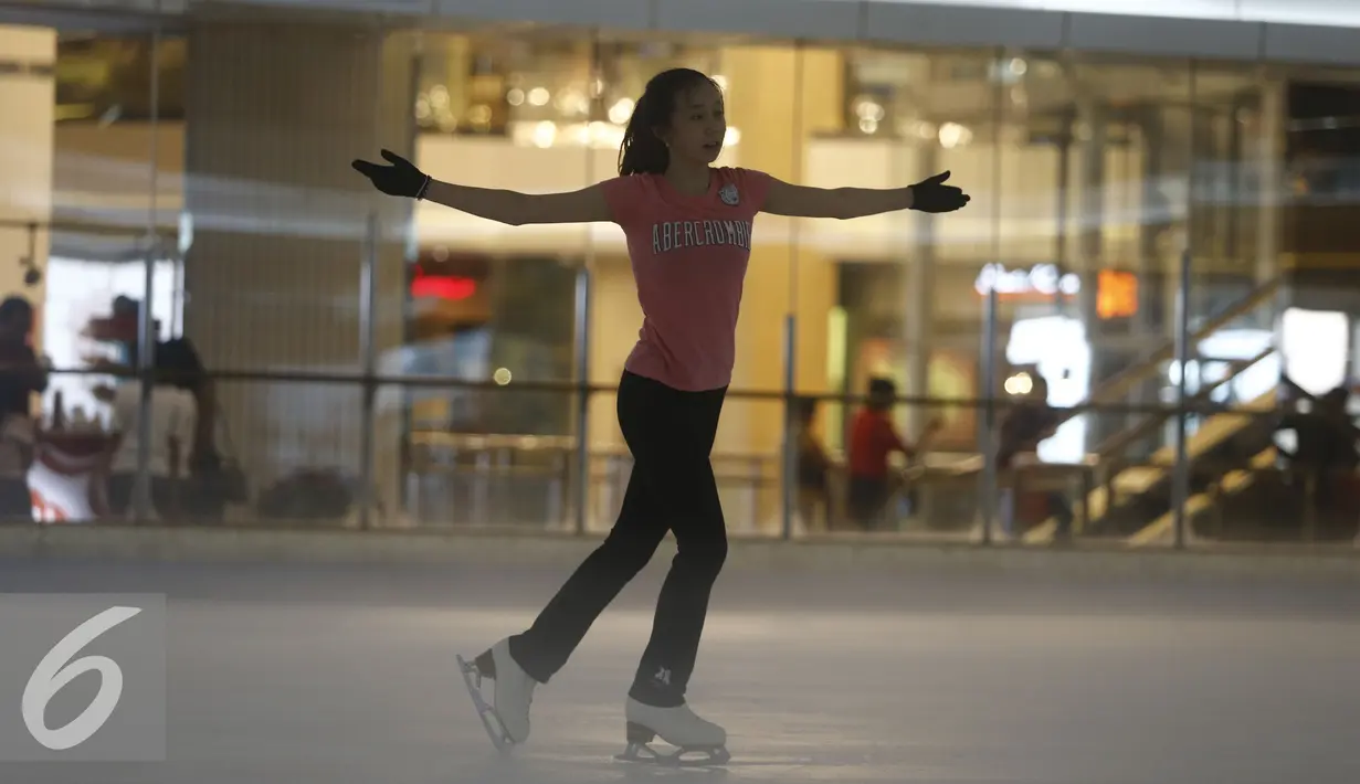 Atlet Ice Skating beraksi di Indonesia Figure Skating National Championship 2016 di Mall Taman Anggrek Jakarta, Kamis (28/4/2016). Ajang ini juga dijadikan seleksi atlet yang akan berlaga pada SEA Games 2017. (Liputan6.com/Helmi Fithriansyah)