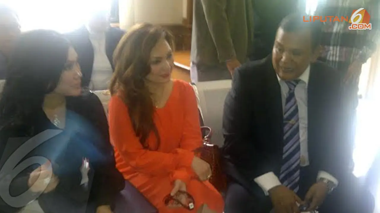 nia-hadir-sidang-140212b.jpg