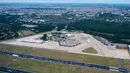 Pemandangan udara dari helikopter menunjukkan meja-meja yang ditata dalam bentuk pesan bertuliskan 'Berlin Loves You' (Berlin Mencintaimu) saat 3.000 warga menghadiri acara Berlin Freedom Dinner di landasan pacu bekas bandara Tegel di Berlin pada 7 Agustus 2021. (Christophe Gateau / DPA / AFP)
