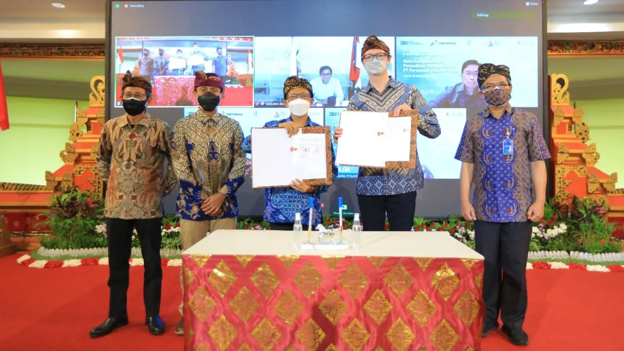 PT PLN dan PT Pertamina Rosneft Pengolahan dan Petrokimia (PRPP) menandatangani MoU terkait pasokan listrik ke kilang Tuban. (Dok PLN)