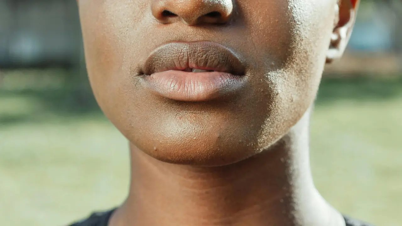 4 Tips Makeup untuk Menyamarkan Bibir Two Tone