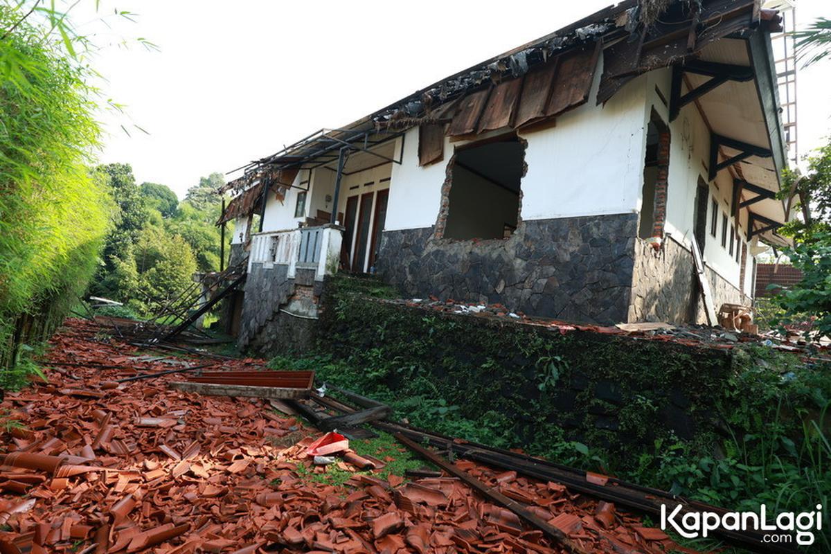 9 Potret Rumah Atalarik Syach yang Dieksekusi Aparat, Dinding Rumah Jebol dan Genteng Hancur