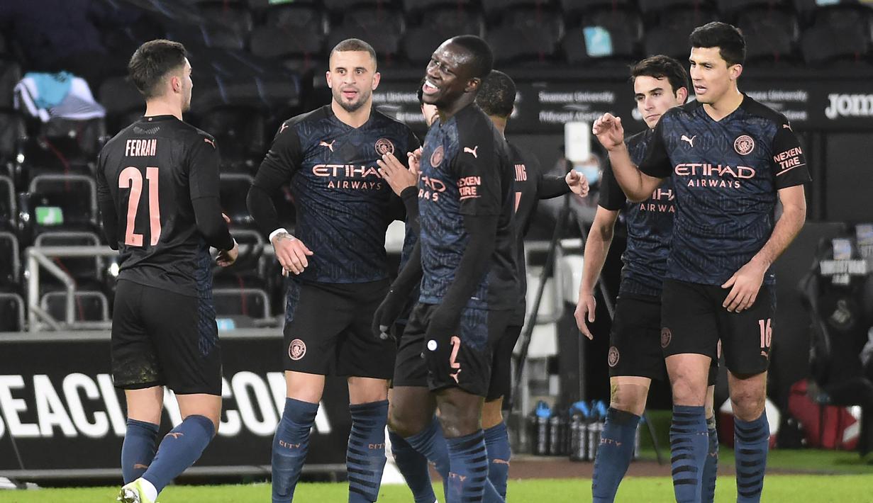Para pemain Manchester City merayakan gol pertama ke gawang Swansea City yang dicetak bek Kyle Walker (kedua dari kiri) dalam laga babak kelima Piala FA 2020/21 di Liberty Stadium, Rabu (10/2/2021). Manchester City menang 3-1 atas Swansea City. (AFP/Rebecca Naden/Pool)