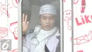Ekpresi seorang pria yang berada di dalam kereta di Stasiun Juanda, Jakarta, Sabtu (11/2). Mereka adalah peserta yang sebelumnya menggelar kegiatan di Masjid Istiqlal dengan agenda zikir dan tausiyah nasional. (Liputan6.com/Immanuel Antonius)