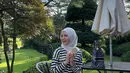 Ayana memadukan striped shirtnya dengan hijab berwarna putih. Hijabers asal Korea Selatan ini pernah menjadi sorotan karena penampilannya yang sempat melepas hijab. (Instagram/@xolovelyayana)