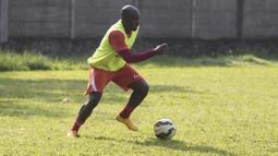 Striker Persija, Pacho Kenmogne, berlatih menggiring bola jelang babak 8 besar Piala Jenderal Sudirman di Lapangan Sawangan, Depok, Jawa Barat, Senin (7/12/2015). (Bola.com/Vitalis Yogi Trisna) 