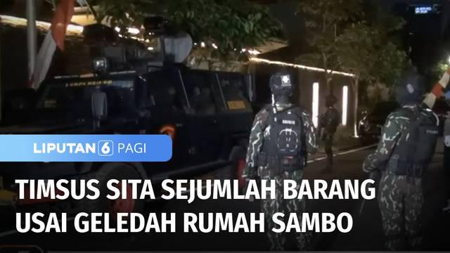 Tim Khusus Polri bersama personel Brimob dan Tim Inafis meninggalkan rumah pribadi Irjen Pol. Ferdy Sambo di Duren Tiga, Jakarta Selatan. Tim penyidik terlihat menyita sejumlah barang.