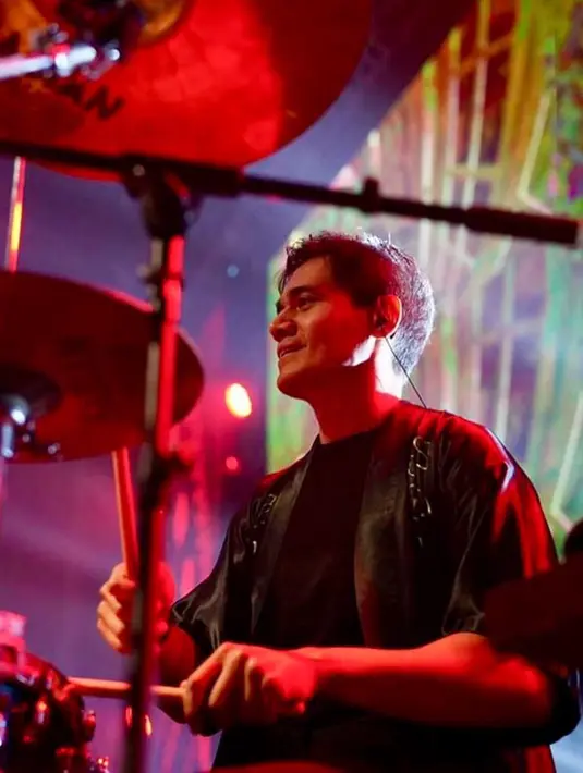 Sosok Tyo Nugros tentu sudah tidak asing lagi di belantika musik Tanah Air. Ia adalah mantan personel band Dewa 19 yang mendapat julukan sebagai drummer terganteng di Indonesia. (FOTO: instagram.com/realnugros/)