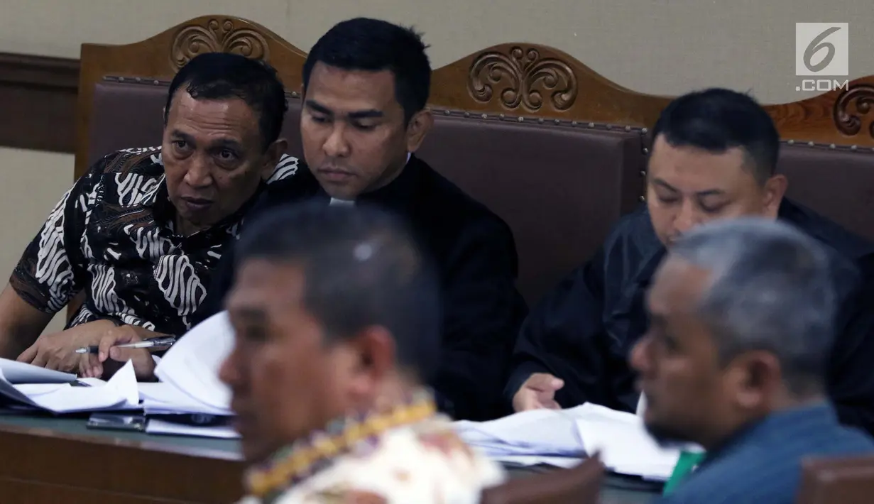 Terdakwa kasus korupsi dana hibah KONI, Ending Fuad Hamidy (kiri) menyimak keterangan saksi saat menjalani sidang lanjutan di Pengadilan Tipikor, Jakarta Pusat, Kamis (21/3). Sidang beragendakan pemeriksaan saksi-saksi. (Liputan6.com/Helmi Fithriansyah)