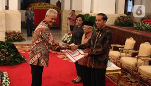 Presiden Jokowi didampingi Wakil Presiden Ma'ruf Amin dan Menkeu Sri Mulyani menyerahkan Daftar Isian Pelaksanaan Anggaran (DIPA) dan Daftar Alokasi Transfer Daerah serta Dana Desa Tahun 2020 kepada Gubernur Jawa Tengah Ganjar Pranowo di Istana Negara, Kamis (14/11/2019). (Liputan6.com/Angga Yuniar)