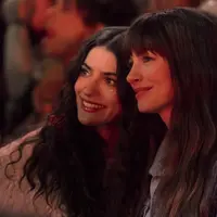 Ella Rubin dan Anne Hathaway dalam film The Idea of You. [Foto: Prime Video]