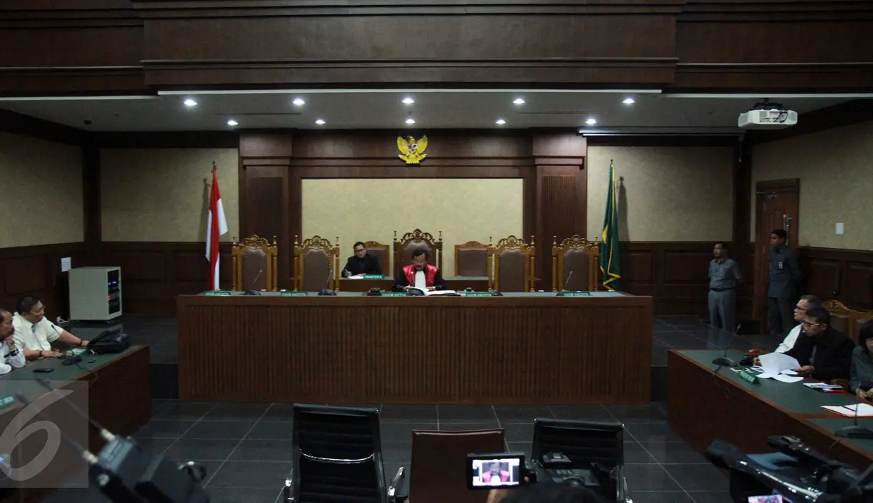 Hakim tunggal I Wayan Merta membacakan putusan sidang praperadilan tersangka dugaan pembunuhan Wayan Mirna Salihin, Jessica Kumala Wongso, di PN Jakarta Pusat, Selasa (1/3). Hakim menolak permohonan yang diajukan Jessica. (Liputan6.com/Helmi Afandi)