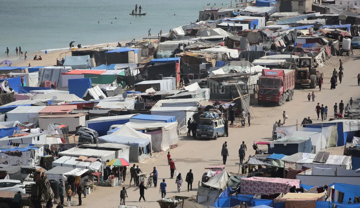 Serangan Israel ke Rafah membuat penduduk Palestina berbondong-bondong pergi ke Deir el-Balah. (Foto: AFP)