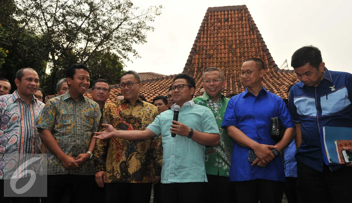 Ketua Umum PKB, Muhaimin Iskandar (tengah) memberikan keterangan pers usai rapat di kediaman SBY di Cikeas, Jabar, Kamis (22/9). Koalisi Poros Cikeas akan mengusung satu pasangan calon pada Pilgub DKI 2017 mendatang. (Liputan6.com/Gempur M Surya)