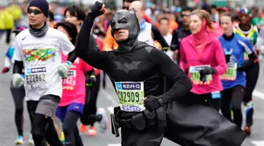 Seorang pelari mengenakan kostum Batman saat ambil bagian dalam Tokyo Marathon 2018 di Jepang, Minggu (25/2). Tokyo Marathon adalah salah satu dari 6 kompetisi lari kelas dunia setelah Boston, New York, Chicago, Berlin, dan London. (AP/Shizuo Kambayashi)