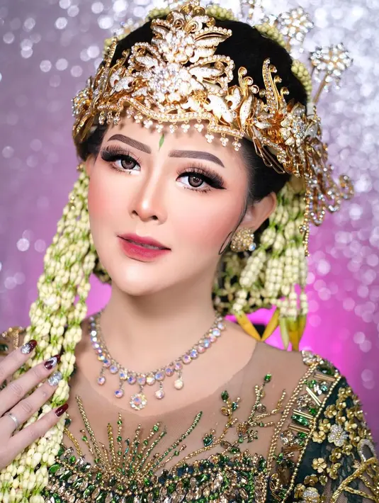 Melalui keterangan sang MUA di Instagram, ia menjelaskan bahwa riasan Bella di acara ngunduh mantu mengusung konsep Classic Universal Look. [Instagram/khadijahazzahra_makeup]